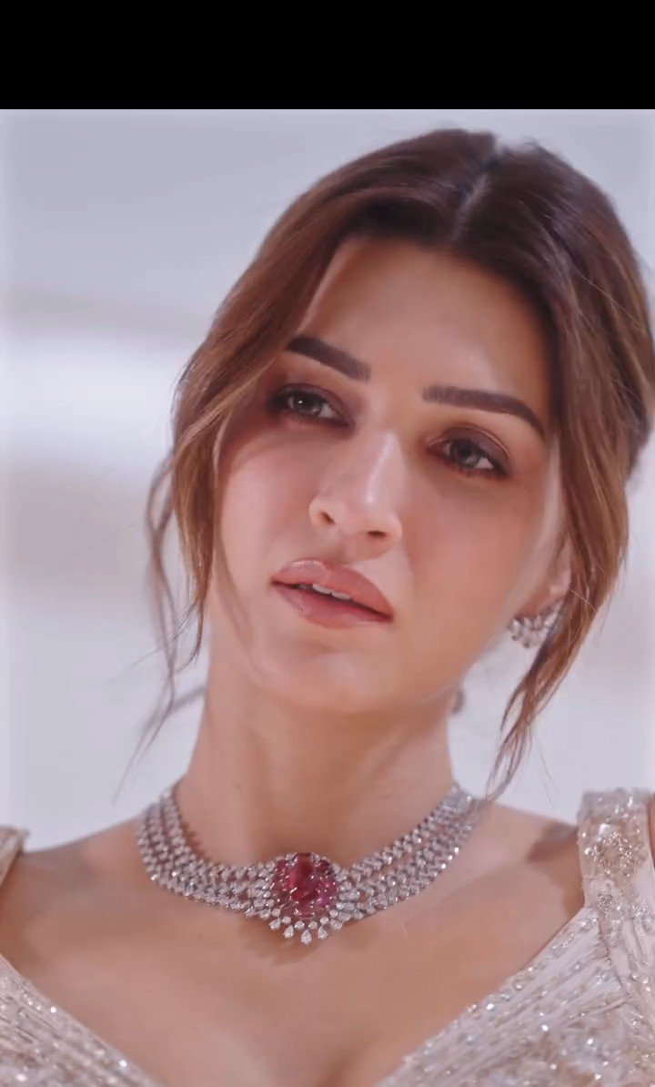 sanonsgirl's tweet photo. kriti sanon's aura is actually unreal https://t.co/dEHRBkAnXw