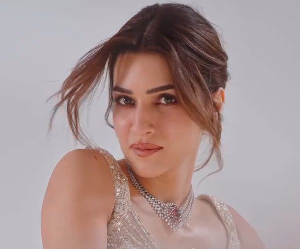 sanonsgirl's tweet photo. kriti sanon's aura is actually unreal https://t.co/dEHRBkAnXw