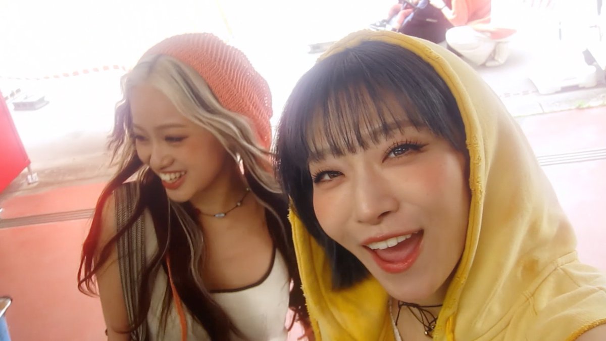 mezamashimedia's tweet photo. HANAのJISOOさんとYURIさんの休日をのぞき見！？

思わず許してしまうこと・生まれ変わったら就きたい職業を明かしました。

＼＼動画はこちら／／
https://t.co/ujiiKZ45oo

【「マクドナルド」新TVCM撮影メイキング＆インタビュー】 https://t.co/xu39xFdJmQ