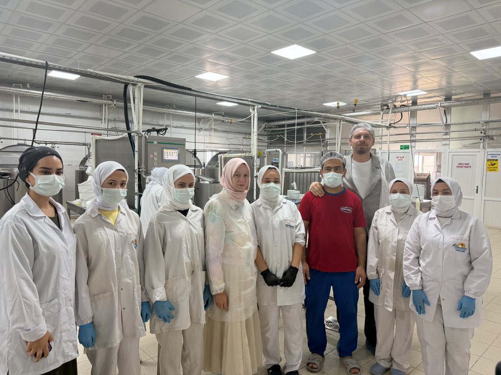 ZehraNurAydemr's tweet photo. MARASTA dondurmaları üretim tesisini ziyaret ederek, yazın vazgeçilmezi Maraş dondurmasının üretim sürecini yerinde inceledik.

Bu lezzeti aynı özenle üretip Türkiye'ye ve dünyaya ulaştıran tüm çalışanlarımıza kolaylıklar, bol bereketli kazançlar diliyorum. 🍦 https://t.co/6hWNTgQQTk