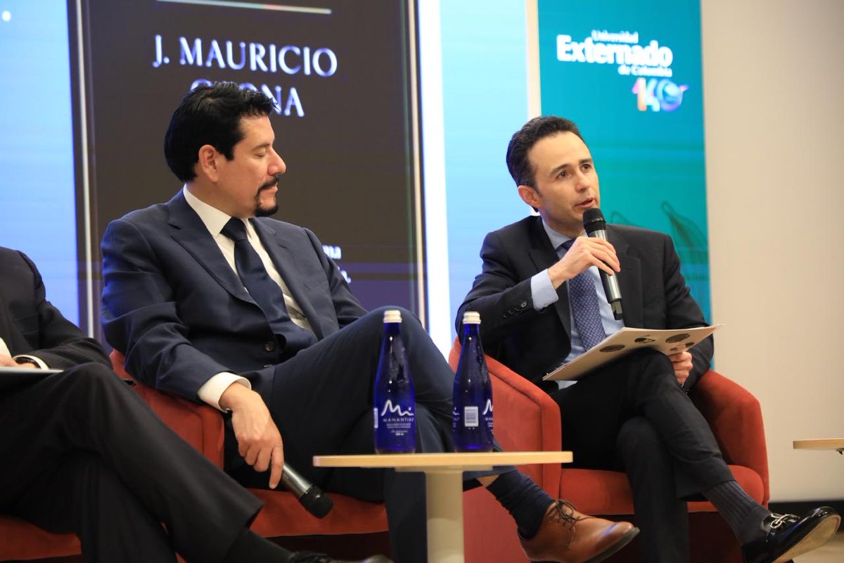 florezjose's tweet photo. La semana pasada, el Doctorado en Estudios Políticos de @UExternado tuvo el enorme gusto de recibir al Dr. @JMauricioGaona Gaona como profesor visitante. El miércoles presentamos su best seller, La Constitución soy yo, y hoy compartirá con los estudiantes de pregrado de FIGRI una charla sobre multilateralismo e inteligencia artificial.

Quiero agradecerle al Dr. Gaona su generosidad con nuestros estudiantes y el honor de su visita, que fue mi última iniciativa de alto impacto como director del programa. También expreso mi gratitud al rector @HernandoParraN y al decano @OrdonezGonzalo por el apoyo decidido que brindaron, durante este año y medio, a las múltiples innovaciones que impulsé en el Doctorado.

Mi mayor recompensa es entregar un programa renovado, fortalecido y preparado para seguir siendo líder en el siglo XXI.

Ha sido un honor servir nuevamente a la Universidad que me acogió con tanta generosidad cuando apenas era un adolescente. A partir de hoy asumo las funciones de Director de Desarrollo Institucional del Externado: una nueva responsabilidad desde la cual continuaré trabajando con devoción, ahora desde la macroestrategia institucional, para consolidar los 140 años de liderazgo de nuestra Universidad y contribuir a proyectarla hacia el futuro.