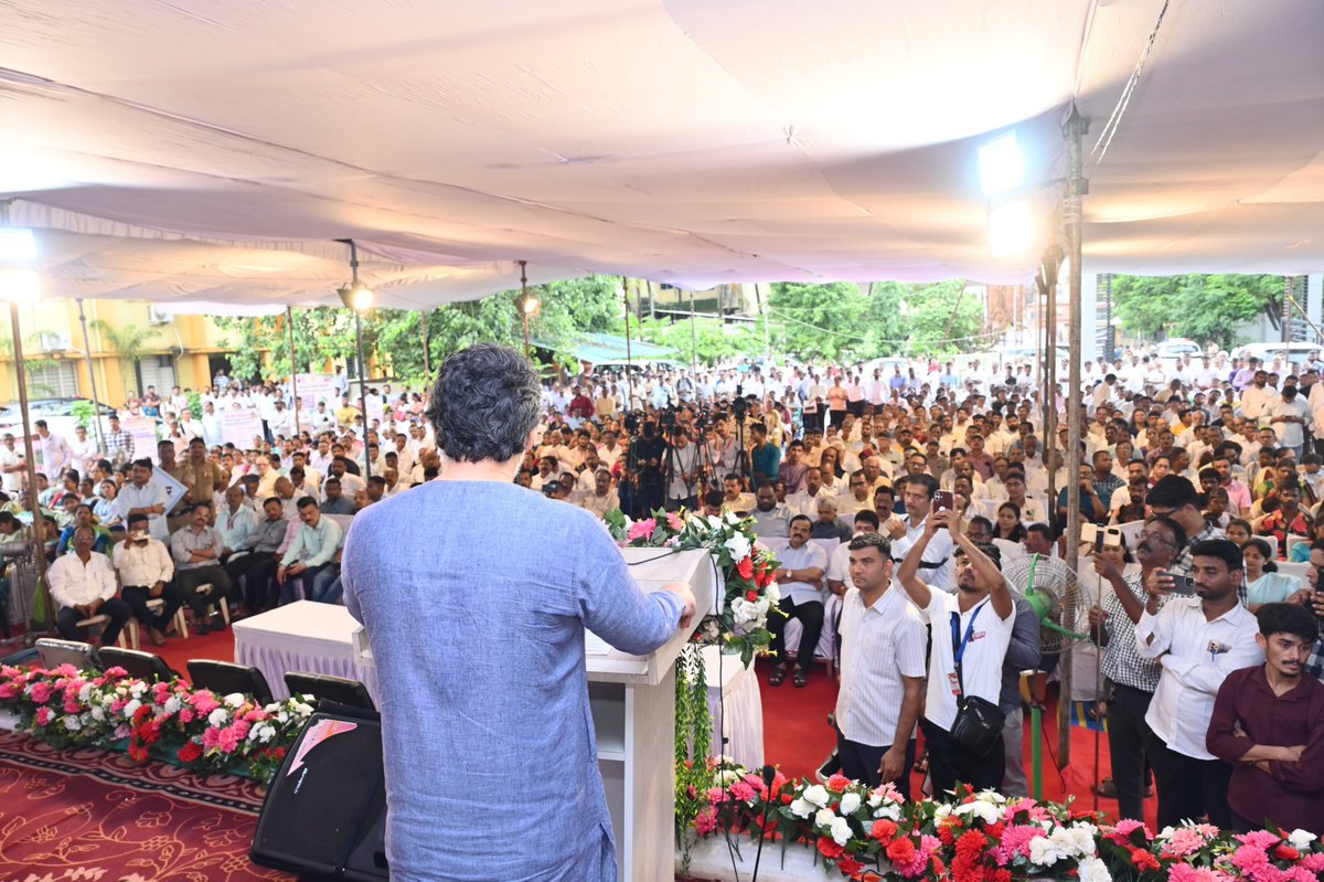 meNeeleshNRane's tweet photo. 📍 कणकवली | छत्रपती शिवाजी महाराज महाराजस्व समाधान शिबिर अभियान
आज तहसीलदार कार्यालय, कणकवली येथे महाराष्ट्र राज्याचे महसूल मंत्री मा. श्री. चंद्रशेखरजी बावनकुळे यांच्या शुभहस्ते 'छत्रपती शिवाजी महाराज महाराजस्व समाधान शिबिर अभियान' अंतर्गत लाभ वाटप व निवेदन स्वीकृती कार्यक्रम संपन्न झाला, या कार्यक्रमास उपस्थित होतो.
यावेळी मत्स्यव्यवसाय व बंदरे विकास मंत्री तथा सिंधुदुर्ग जिल्ह्याचे पालकमंत्री मा. श्री. नितेशजी राणे, आमदार श्री. प्रमोदजी जठार, आमदार श्री. विक्रांतजी पाटील, जिल्हा परिषद अध्यक्ष प्रमोद कामत, जिल्हाधिकारी सौ. तृप्ती धोडमिसे, जिल्हा परिषदेचे मुख्य कार्यकारी अधिकारी श्री. रवींद्र खेबुडकर, पोलीस अधीक्षक श्री. मोहन दहिकर, माजी आमदार श्री. अजित गोगटे, शिवसेना जिल्हाप्रमुख श्री. दत्ता सामंत, भाजपा जिल्हाध्यक्ष श्री. प्रभाकर सावंत, राष्ट्रवादी काँग्रेस जिल्हाध्यक्ष श्री. अबीद नाईक, जिल्हा बँक अध्यक्ष श्री. मनीष दळवी तसेच जिल्ह्यातील लोकप्रतिनिधी, महायुतीचे पदाधिकारी व कार्यकर्ते मोठ्या संख्येने उपस्थित होते.