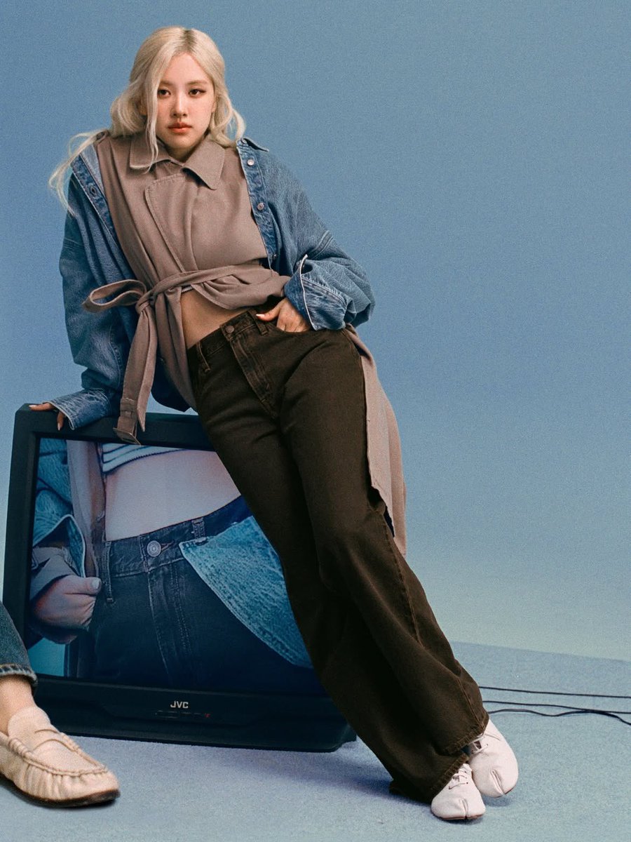 RoseFocused's tweet photo. Levi’s ig update with ROSÉ

“Untucked, unbothered. @.roses_are_rosie approaches prep with a looser set of rules. 

ROSÉ is wearing the Loose Boot and Loose Taper jeans.” https://t.co/u1FCMuNXj2