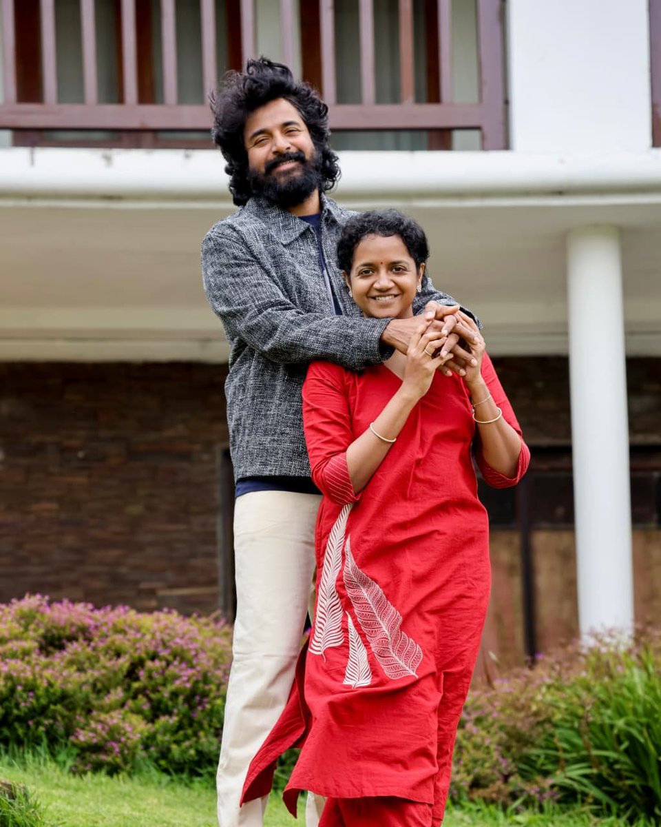 Kollywoodtown's tweet photo. #AarthySivakarthikeyan shared a beautiful candid moment with @Siva_Kartikeyan on Instagram. She captioned the post, “Love in its simplest form ❤️”. The heartwarming pictures have struck a chord with fans, who have been pouring in love for the couple. https://t.co/4zOg1k5RUC