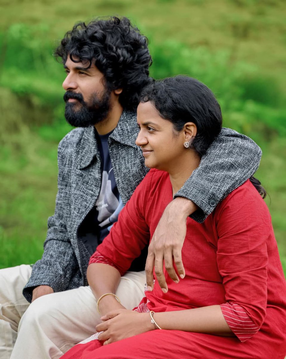 Kollywoodtown's tweet photo. #AarthySivakarthikeyan shared a beautiful candid moment with @Siva_Kartikeyan on Instagram. She captioned the post, “Love in its simplest form ❤️”. The heartwarming pictures have struck a chord with fans, who have been pouring in love for the couple. https://t.co/4zOg1k5RUC