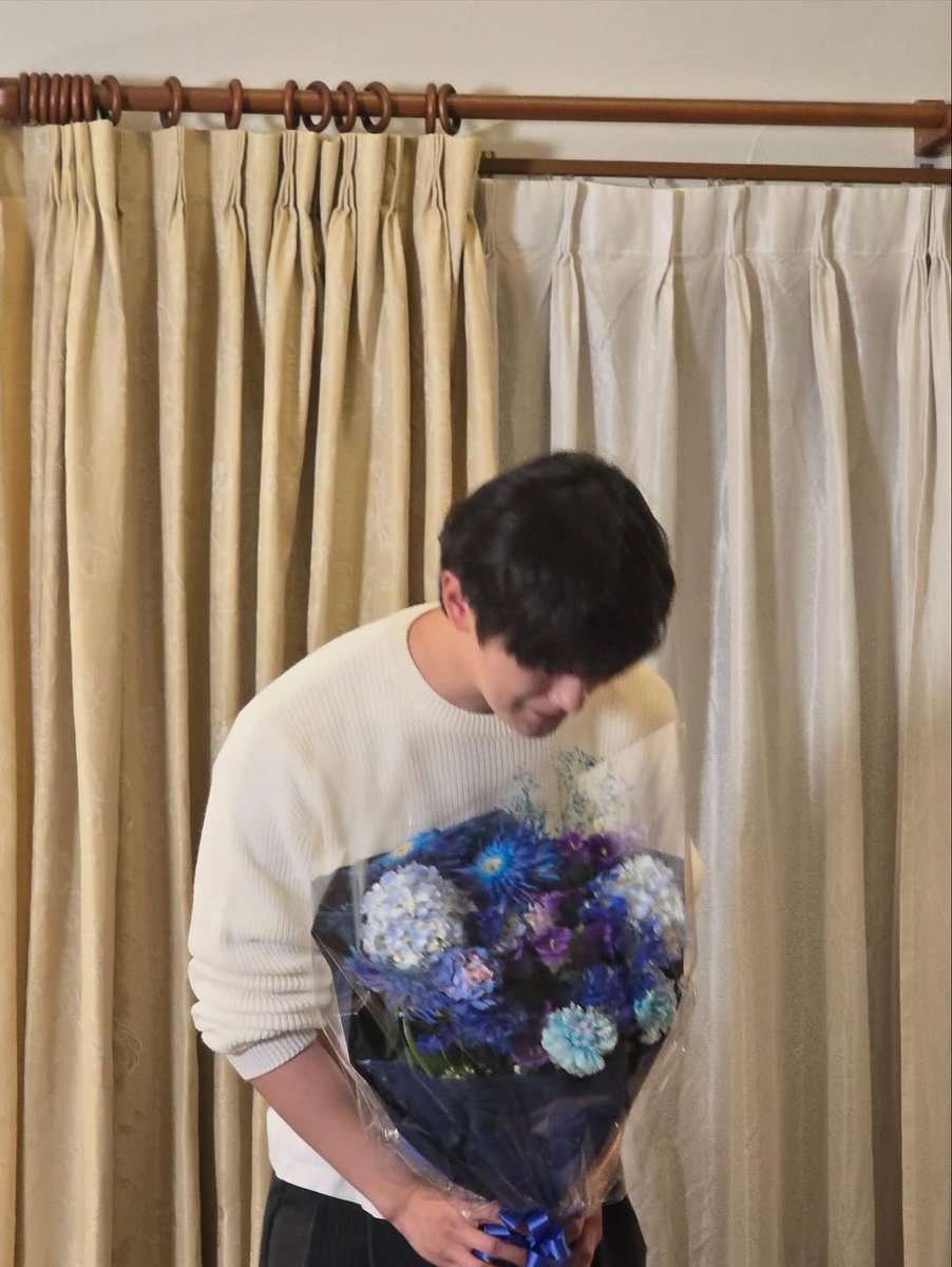 Dowanq's tweet photo. @uhseulgi I missed the exact date, so I brought a three-in-one offering today! Beautiful flowers, delicious food, and the best gift of all, which is myself. What do you think? 😝🤍 https://t.co/cmR3k0q1kD