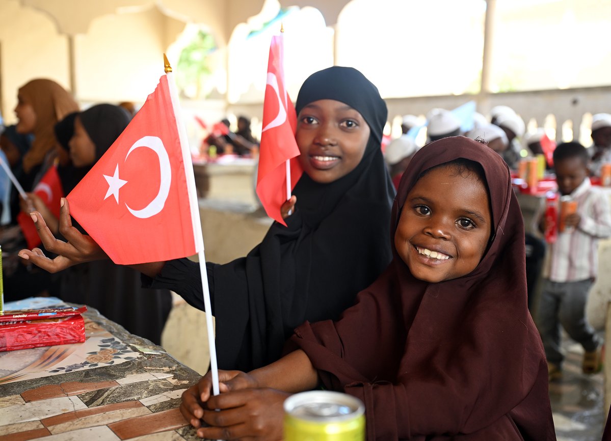 trthaber's tweet photo. 🇹🇷 Mehmetçik'ten Somali’ye yardım eli.

Türk Görev Kuvveti Komutanlığı, Mamaa Caasho Yetimhanesi’ni ziyaret ederek çocuklara ve personele gıda ile kıyafet yardımı yaptı. https://t.co/NOB9PDeY4l
