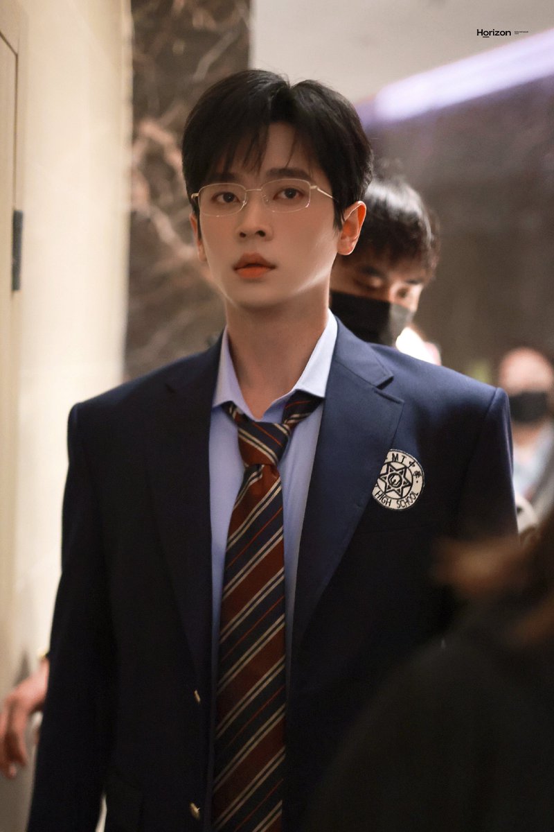 alwaysneul_'s tweet photo. 교복입은 승뢰 사진 자만추하고 소리지름
넥타이하고 자켓에 하이스쿨 써있는거 좋다..
대충 내눈에는 모범적인 고등학생으로 보임..🤍 https://t.co/wH1AkLaQdI