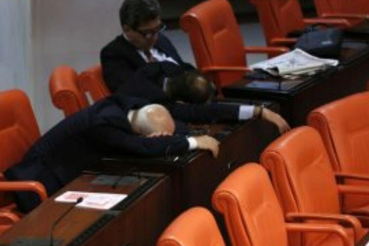 kiyashaber629's tweet photo. 🔴 Türkiye’de milletvekillerine tanınan hak ve ayrıcalıklar:

• Aylık toplam ödeme (ödenek + yolluk) ≈ 310.332 TL

• Ödenek ve yollukların üç aylık tutarı peşin ödenir.

• Emekliliğe hak kazanmış eski milletvekili aylığı ≈ 201.677 TL

• Hem emekli hem de görevde olan milletvekilinin toplam aylık geliri ≈ 512.009 TL

• Görevdeki milletvekilinin öIümü hâlinde öIüm yardımı ≈ 179.608 TL

• Eski milletvekilinin öIümü hâlinde öIüm yardımı ≈ 89.804 TL

• Eş ve çocuklara, SGK'deki hak sahipliği şartlarına göre dul veya yetim aylığı bağlanır.

• Görevi sona erdiğinde emekliliğe hak kazanamayan milletvekilinin sigorta primleri, 4 yıla kadar TBMM bütçesinden karşılanır.

• Milletvekilinin ve ailesinin sağlık giderleri karşılanır.

• Eski milletvekilleri ile kanunda belirtilen eş, dul ve yetimler de sağlık hizmetlerinden yararlanır.

• Yurt içi ve yurt dışı tedavi, yol, gündelik ve refakatçi giderleri karşılanır.

• Görevdeki ve eski milletvekilleri kamu kurumlarının sosyal tesislerinden en uygun şartlarla yararlanır.

• TBMM’deki sağlık birimi, lokanta, kafeterya, kreş, spor tesisi, kuaför, berber ve benzeri hizmetlerden yararlanır.

• TBMM konukevi ve diğer sosyal tesislerinden yararlanır.

• Milletvekilinin eşi adına özel tanıtım kartı düzenlenir.

• Milletvekilinin 10 yakını için TBMM özel giriş kartı düzenlenir.

• Milletvekili, eşi ve çocukları diplomatik pasaport hakkından yararlanır.

• Eski milletvekilleri de ilgili mevzuat kapsamında diplomatik pasaport işlemlerinden yararlanır.

• TBMM’de çalışma odası tahsis edilir.

• 1 danışman, 1 ikinci danışman, 1 ilave yardımcı personel görevlendirme hakkı bulunur.

• Mesai saatleri dışında nöbetçi sekreterya hizmetinden yararlanır.

• TBMM kütüphane, arşiv, araştırma, dokümantasyon ve yasama destek hizmetlerinden yararlanır.

• Kurumsal e-posta, internet, bilgisayar, yazıcı ve teknik destek hizmetleri sağlanır.

• Posta, evrak dağıtımı, kargo ve resmî yazışma hizmetlerinden yararlanır.

• TBMM yerleşkesindeki otopark, toplantı salonu, basın toplantısı alanı ve diğer hizmetlerden yararlanır.

• Çalışma odasındaki sabit hat ile mevzuatta belirtilen mobil hatların konuşma ve SMS giderleri TBMM bütçesinden karşılanır.

• İletişim operatörleri tarafından milletvekillerine özel ucuz tarifeler sunulur.

• TBMM tarafından yapılan yurt içi ve yurt dışı resmî görevlendirmelerde ulaşım, konaklama, harcırah ve gündelik giderleri karşılanır.

• Milletvekili ve eşi, THY’den ekonomi sınıfı bilet alsa da uçağın doluluk durumuna göre bir üst sınıfta seyahat eder.

• Eş, çocuk ve beraberindeki yakınları belirli THY uçuşlarında VIP hizmetlerinden yararlanır.

• 3 araca kadar TBMM araç giriş kartı düzenlenir.

• Talep hâlinde milletvekilinin kendisine ait araca Ankara plakası verilir.

• Milletvekili araçlarının plaka üzerinden tespit edilen bazı trafik ihlallerinde özel tutanak ve bildirim usulü uygulanır.

• Milletvekilleri ile eski milletvekillerinin yivli ve yivsiz siIah ruhsatı alma veya yenileme işlemleri TBMM aracılığıyla yürütülür.

• Yasama sorumsuzluğu: Milletvekilleri, Meclis çalışmalarındaki oy ve sözlerinden dolayı sorumlu tutulamaz.

• Yasama dokunulmazlığı: TBMM kararı bulunmadıkça milletvekilleri hakkında belirli ceza soruşturması ve yargılama işlemleri uygulanamaz.