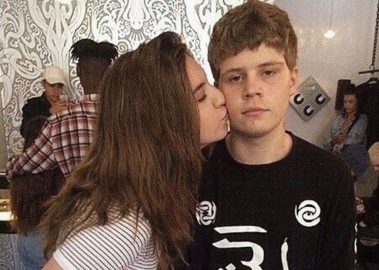 yungleanbrasil's tweet photo. People kissing Yung Lean https://t.co/bp0qfCvn6E