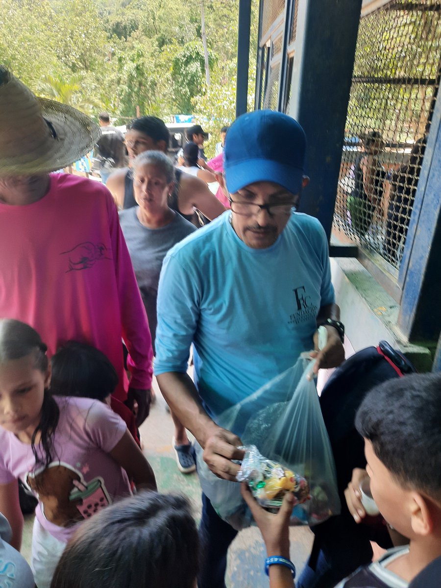 FundacionRfeCcs's tweet photo. Llevándole ayuda a nuestros hermanos en la Guaira por la tragedia del Terremoto https://t.co/rVNleMl81E