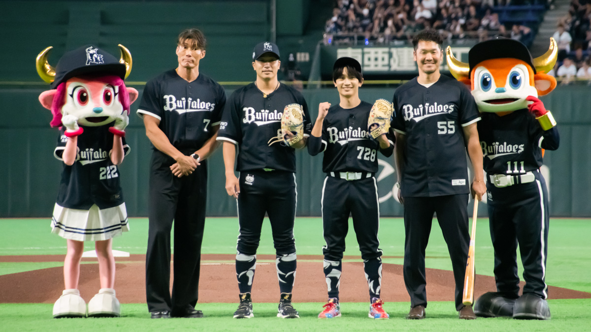 PacificleagueTV's tweet photo. 超豪華OBも集結✨
なにわ男子・藤原丈一郎さんが「Bs夏の陣2026 supported by SAMTY」初陣の始球式に登場⚾

🗣️「点数は…… 72.8点」

⬇️登板後のコメントはこちら
https://t.co/5z8GzGbhe0

#Bs2026 #Bs夏の陣2026 #藤原丈一郎 #パ・リーグインサイト https://t.co/R7IoIHTWKy