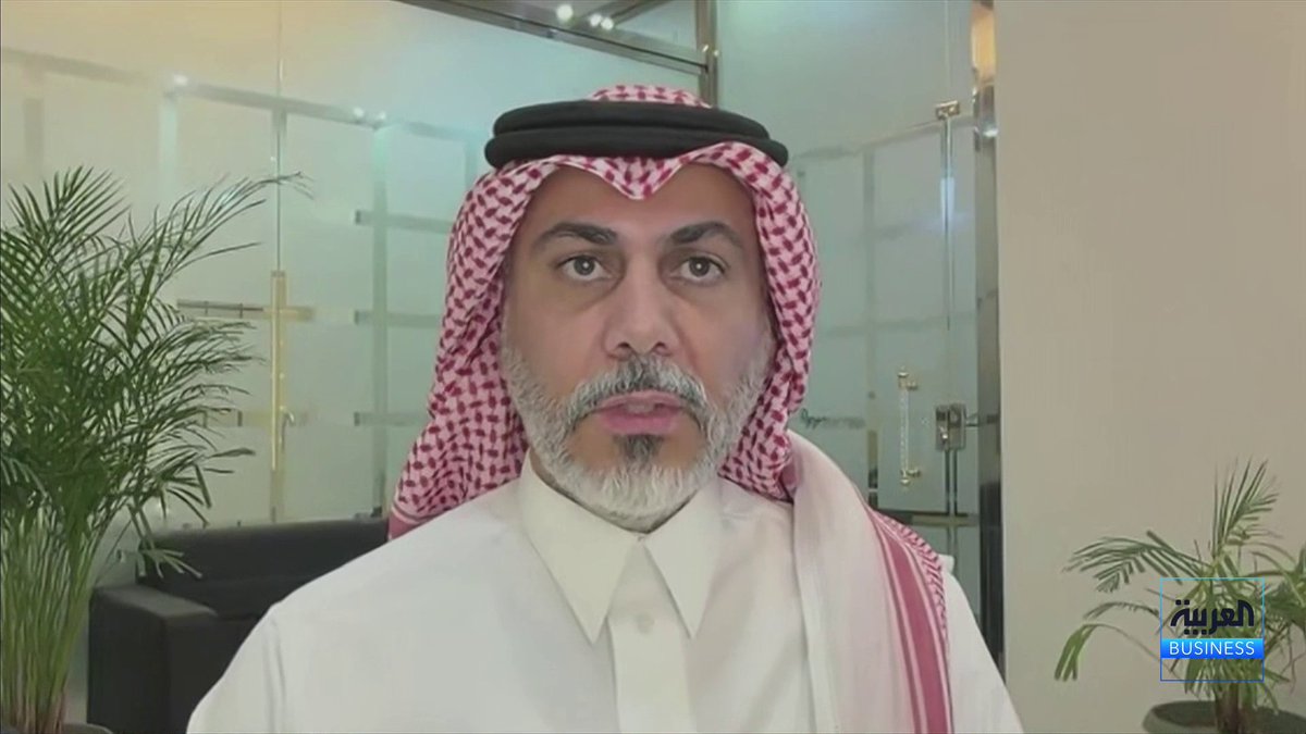 مدير تحرير الاقتصاد في صحيفة الرياض خالد الربيش: الملكية العقارية في السعودية كانت تُثبت سابقاً عبر صكوك ورقية تحولت لاحقاً إلى إلكترونية ثم أصبحت برقم باركود. إعادة تنظيم السجل العقاري تمت عبر تأسيس شركة تابعة لصندوق الاستثمارات العامة لبدء تسجيل العقارات في السوق. يهدف السجل العقاري للتحول من نظام الصكوك الورقية إلى نظام سندات الملكية الإلكترونية لرقمنة القطاع. تسهم رقمنة السوق العقاري في تعزيز الشفافية واستقطاب الاستثمارات الخارجية. يوفر التسجيل العيني وسند الملكية الإلكتروني ضمانات وسهولة بالحصول على التمويل البنكي. تقتصر مسؤولية المالك في التسجيل على تأكيد وتثبيت موقع العقار إلكترونياً بينما تتولى الشركة بقية الإجراءات. سوق عقاري لم تتفاعل حتى الآن مع نظام تملك غير السعوديين ولم تُسجل أي عملية تملك كبرى. Nadine_bn. Lara_bn #جرس_الإغلاق 