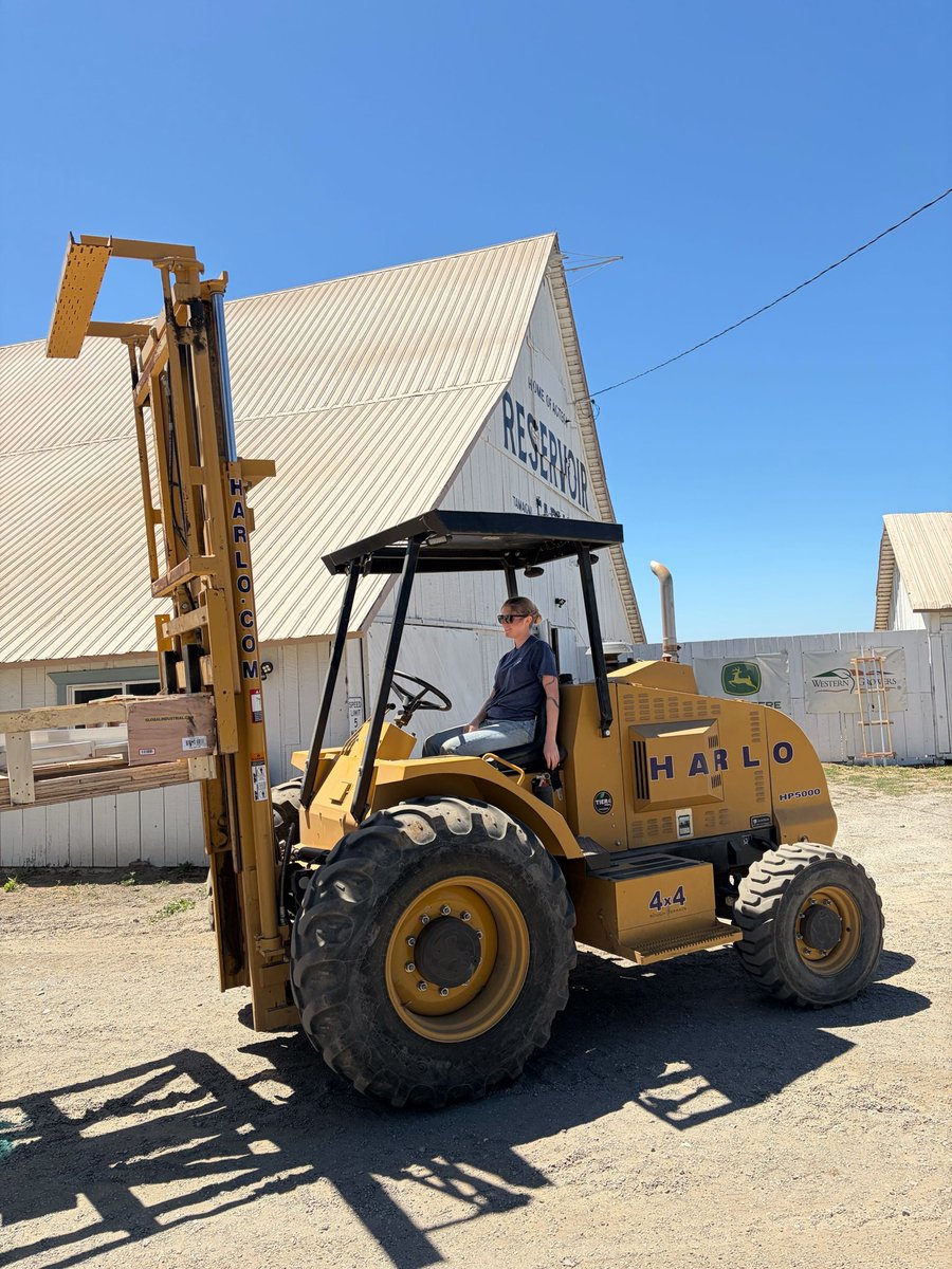 bernsteinres's tweet photo. meet Alexa. she runs our Salinas incubator, manages the farm (40 acres), drives tractors and forklifts, runs the shop and safety protocols, and spends her free time developing our Arizona expansion. 

she epitomizes @reservoirfarms’ capital (and self) efficient approach to ag R&D. 

a legend in the making👏🏼👏🏼👏🏼