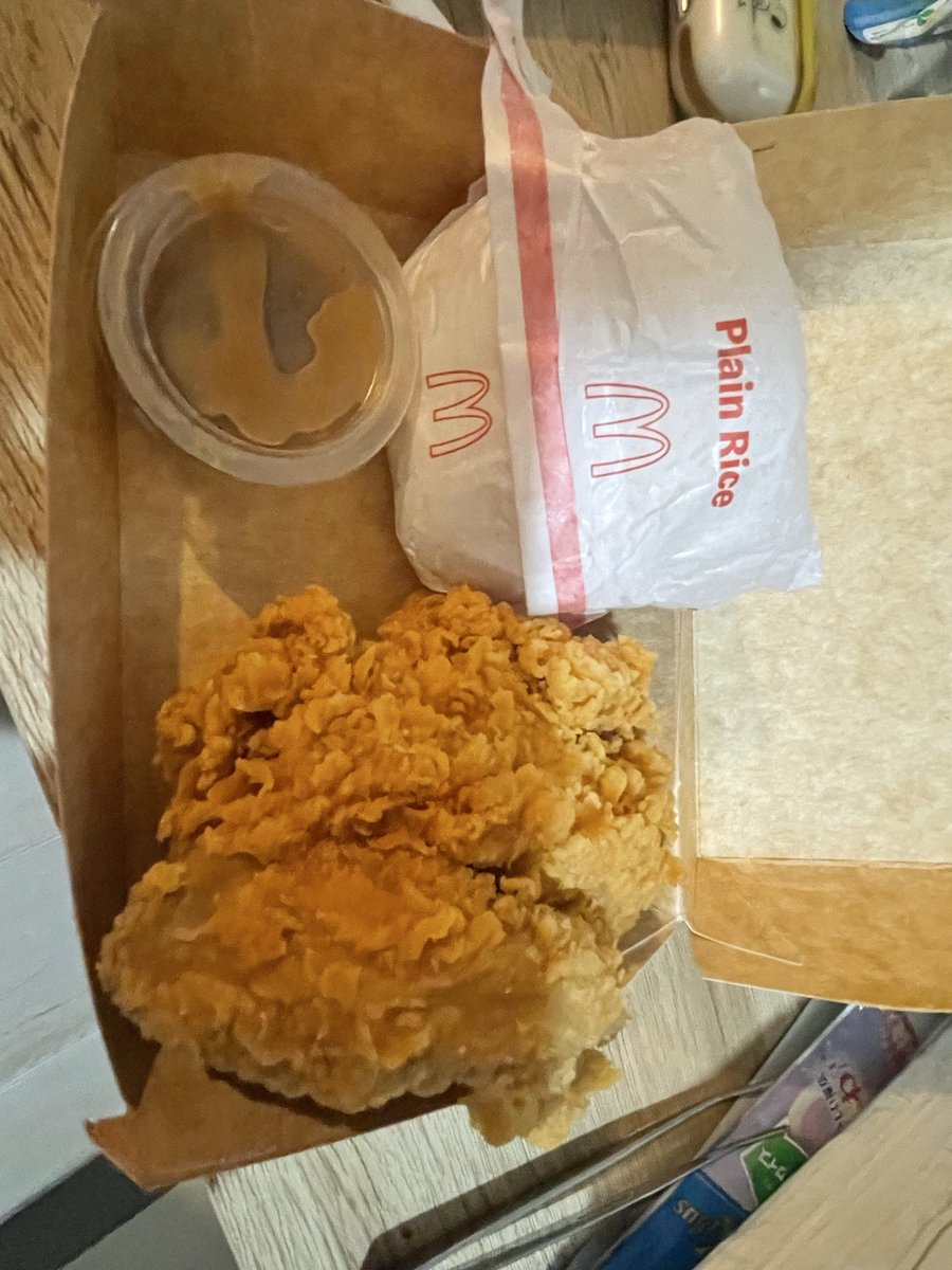Philippines_log's tweet photo. フィリピンのマックすごい！
米が売ってる! https://t.co/Q05PFy1J38