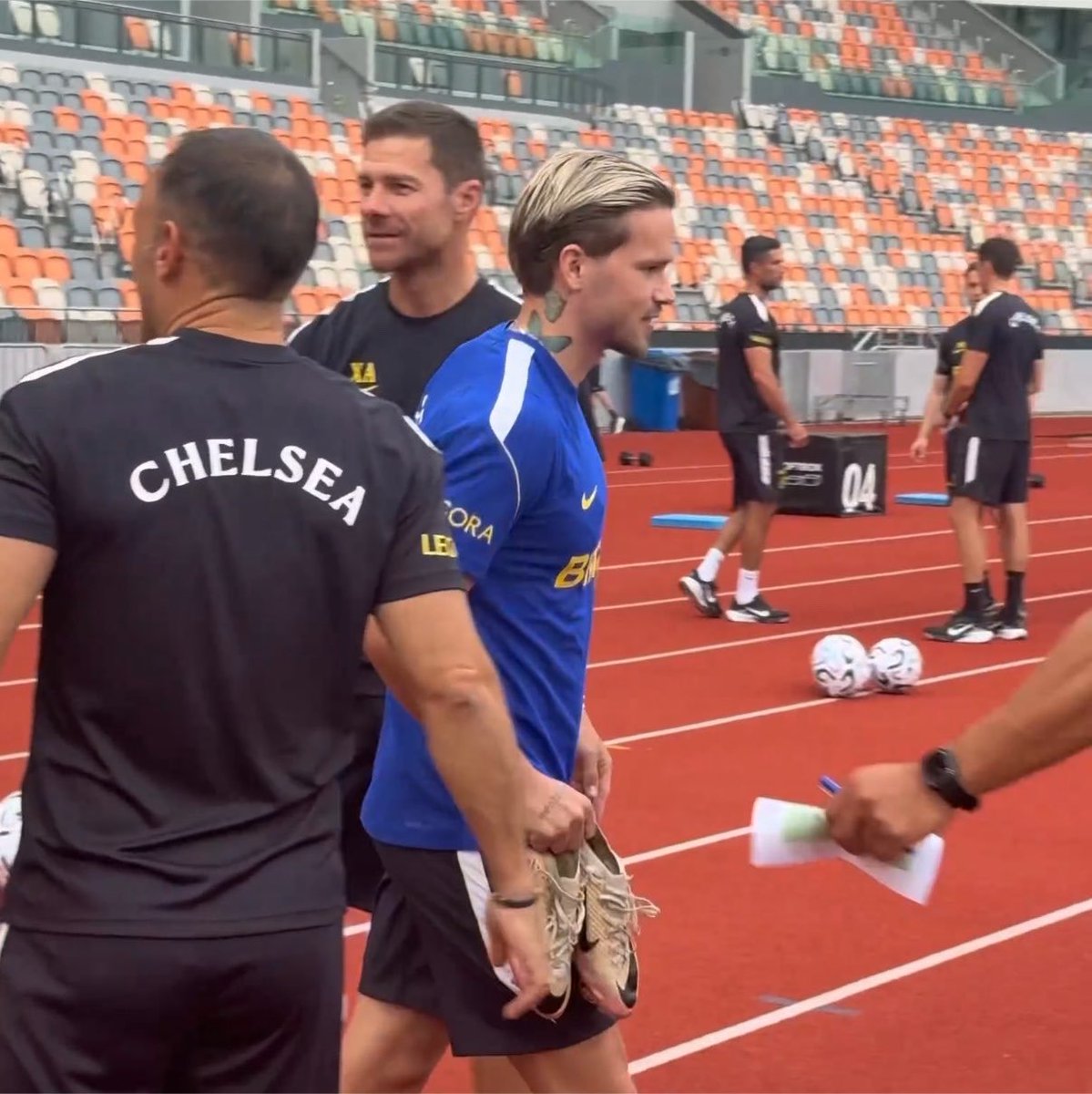 yabaleftonline's tweet photo. Mudryk back in Chelsea training. https://t.co/0znGleXmBV