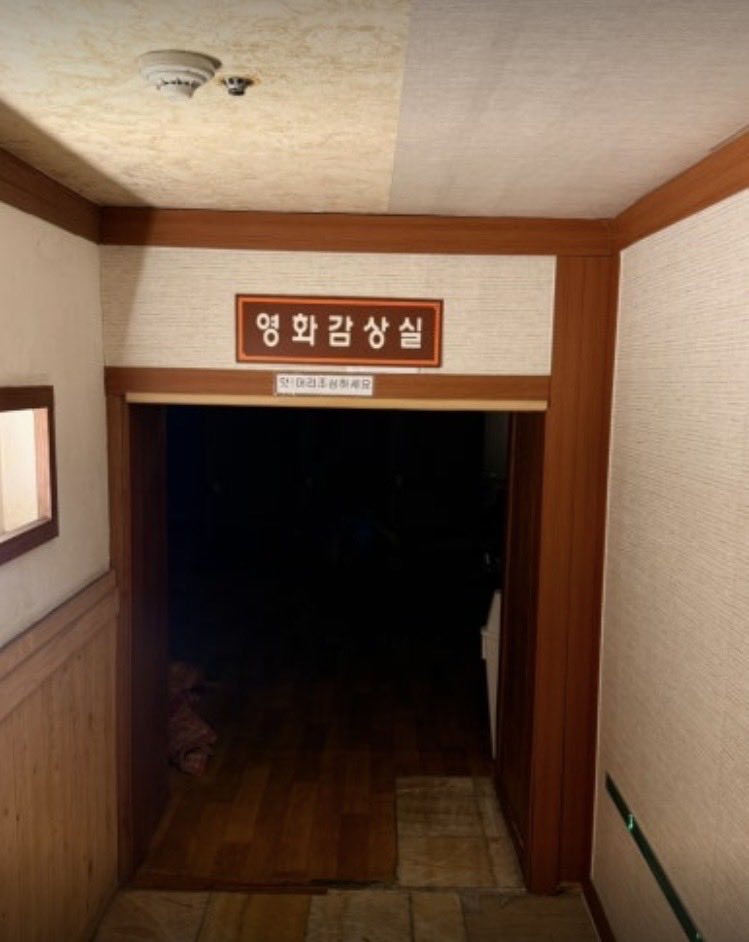 sleepingstuff's tweet photo. ㅇㅇ집근처에 근본목욕탕 찾앗다 근본목욕탕이란? 천장에 저 이상한 스테인글라스 같은게 잇어야 하고, 알수없는 단어와 긴 설명문 들이 곳곳에 잇어야하며(자화수, 에너지파동수, 육각수 등의 효능), 쑥탕, 이벤트탕이 잇는 곳, 게다가 만화책과 영화감상실까지 잇다면 금상첨화인것이다 내가 간다 https://t.co/Gsyjhgb1H8