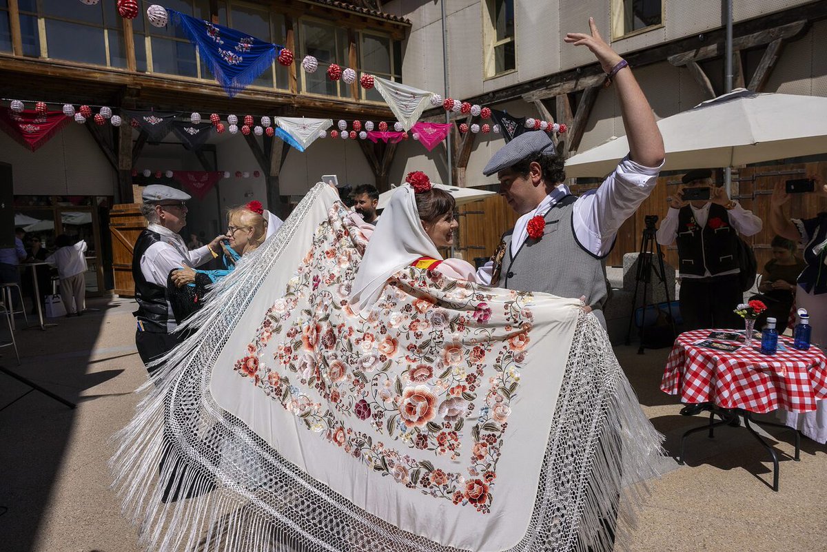 JMDCentro's tweet photo. 🎊🎉Todo preparado para que mañana arranquen las fiestas de #SanCayetano 2026 en la plaza General Vara de Rey:

🎙 Lectura del pregón de Paloma Miravet, @SAMUR_PC 
🌹 Elección de los personajes castizos 
🎶 Actuación de Raya Real
 Y mucho ➕
 https://t.co/hgg8gGLL0B https://t.co/bFwiLLZcMR