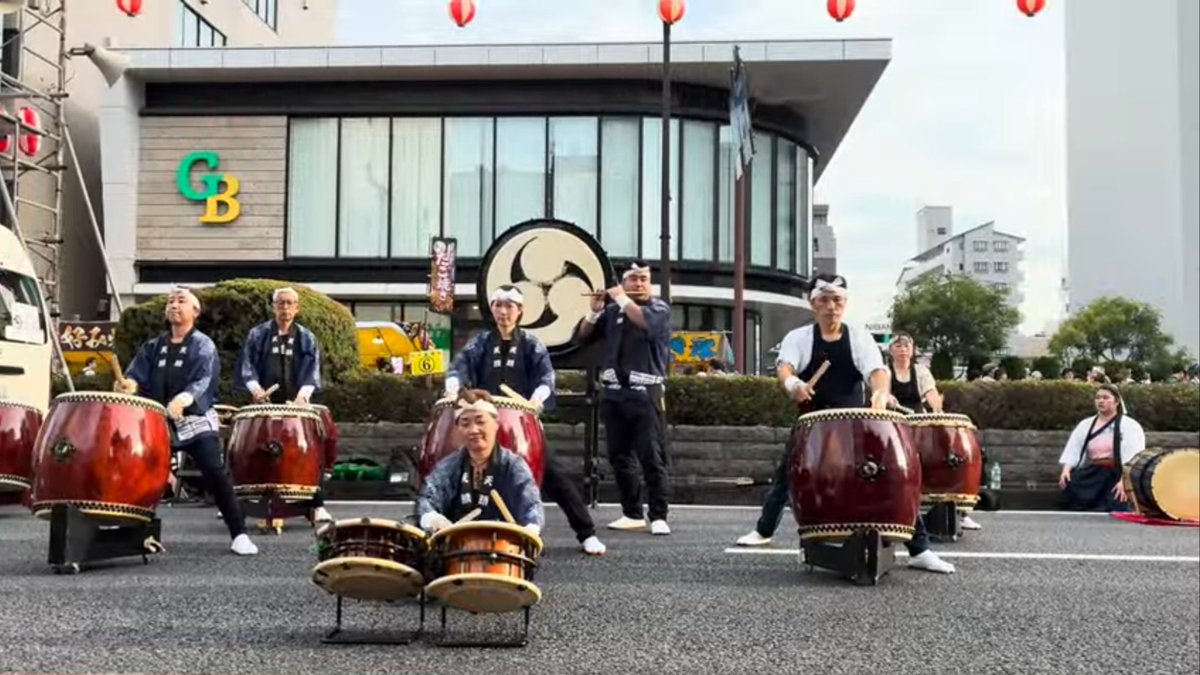tomoyan889's tweet photo. 8/1 の夕方は 宇都宮の最大の祭り 
宮まつり 宇都宮の和太鼓天晴さんの
お誘いをいただき 一緒に演奏致しました。天晴のみなさん いつも感謝しております。バンバ大通りで演奏。
16時40分～17時20分。14団体の太鼓チームが一斉に演奏されました。暑かったですが 楽しかった☺️ありがとうございました🙇‍♀️ https://t.co/l0kv76nowk