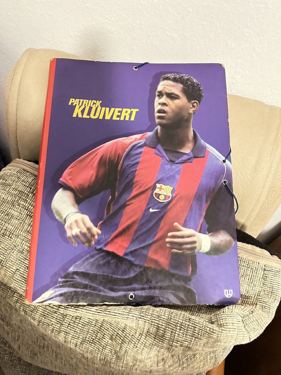 FCBarcelon1no8's tweet photo. @FCBarcelona_es Mi carpeta de 2.002 😍💙❤️ https://t.co/ZefACDRaAL