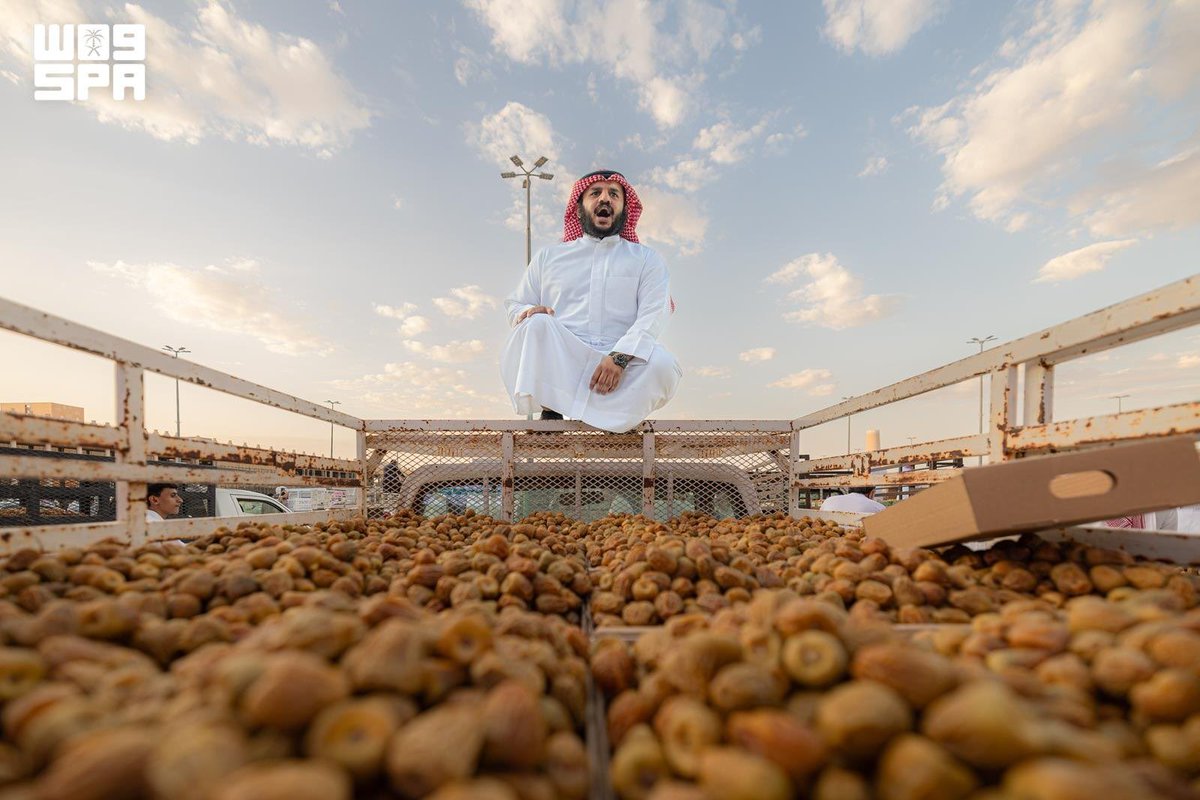 THEWOLFOFTASI's tweet photo. 🔴 القصيم.. 
عاصمة التمور العالمية 🌴 

تحتضن القصيم أكبر كرنفال للتمور في العالم، بإنتاج يتجاوز 11 مليون نخلة، ويحقق القطاع عوائد اقتصادية سنوية تتجاوز 3.2 مليار ريال..

الكرنفال يوفّر أكثر من 4 آلاف فرصة عمل مباشرة وغير مباشرة.. https://t.co/icxJu0pDjI