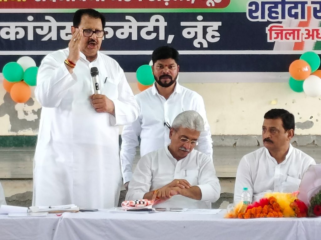 ErMammanKhan's tweet photo. नूंह में जिला कार्यकारिणी एवं क्षेत्र के कांग्रेस कार्यकर्ताओं के साथ संवाद बैठक आयोजित हुई। कांग्रेस प्रभारी श्री संजय दत्त जी की अध्यक्षता एवं प्रदेश कांग्रेस अध्यक्ष श्री राव नरेंद्र जी के नेतृत्व में संगठन को बूथ स्तर तक मजबूत पर विस्तृत चर्चा हुई।
@SanjaySDutt https://t.co/YApc0P9lmw