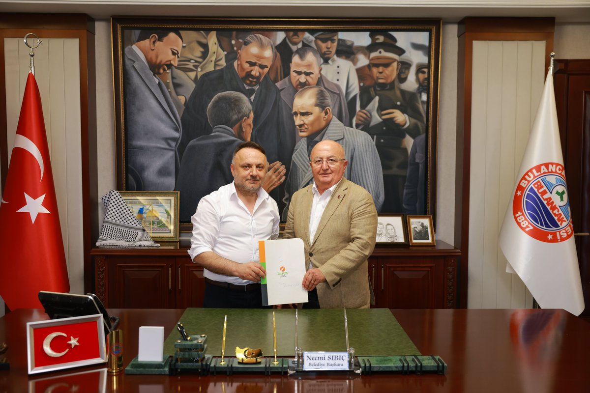 bulancakbel's tweet photo. Belediye Personellerine Eğitimde Yüzde 40 İndirim

Bulancak Belediyesi ile Bulancak Birey Kurs Merkezi arasında, belediye personeli ve ailelerine yönelik önemli bir eğitim iş birliği protokolü imzalandı.

Bulancak Belediye Başkan Vekili Reşat Nuri Özdemir ile Birey Kurs Müdürü Bahtiyar Aslan tarafından imzalanan protokol kapsamında, Bulancak Belediyesi personeli ve aileleri, 2026-2027 eğitim-öğretim döneminde Birey Kurs Kurumları tarafından sunulan eğitim hizmetlerinden yüzde 40 indirimli olarak yararlanabilecek.

Protokol gereğince indirimler, kurumun gerçek kayıt ücreti üzerinden uygulanacak. Eğitim ücretlerine kitap bedelleri de dâhil olacak ve kursiyerlerden ayrıca kitap ücreti talep edilmeyecek.

İmza töreninde konuşan Başkan Vekili Özdemir, belediye çalışanlarının iş yaşamlarının yanı sıra sosyal ve eğitim hayatlarında da desteklenmesine önem verdiklerini belirtti.
Başkan Vekili Özdemir, “Eğitim, her bireyin geleceğine yapılan en önemli yatırımdır. İmzaladığımız bu protokol ile çalışma arkadaşlarımızın ve ailelerinin nitelikli eğitim imkânlarına daha kolay ulaşmalarını hedefliyoruz. İş birliğinin belediye personelimize ve ailelerine hayırlı olmasını diliyorum.” ifadelerini kullandı.

İmzalanan protokol doğrultusunda Bulancak Belediyesi personeli ve aileleri, Bulancak Birey Kurs Merkezi bünyesinde sunulan tüm eğitim hizmetlerinden yüzde 40 indirimli olarak faydalanabilecek.