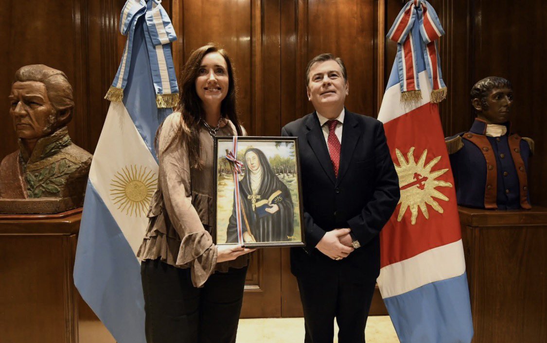 florenciarietto's tweet photo. El modelo Isabel Perón de Villarruel: Rodrigazo en lo económico, triple A en lo político. Rodrigazo: déficit fiscal, emisión de dinero, control de precios, control de capitales, aumentó por 6 la inflación y multiplicó por 6 la pobreza. Triple A: planificar asesinatos desde el estado. Sigo? Ah! Si. Congraciarte con la casta más rancia y llamarlo alta política.