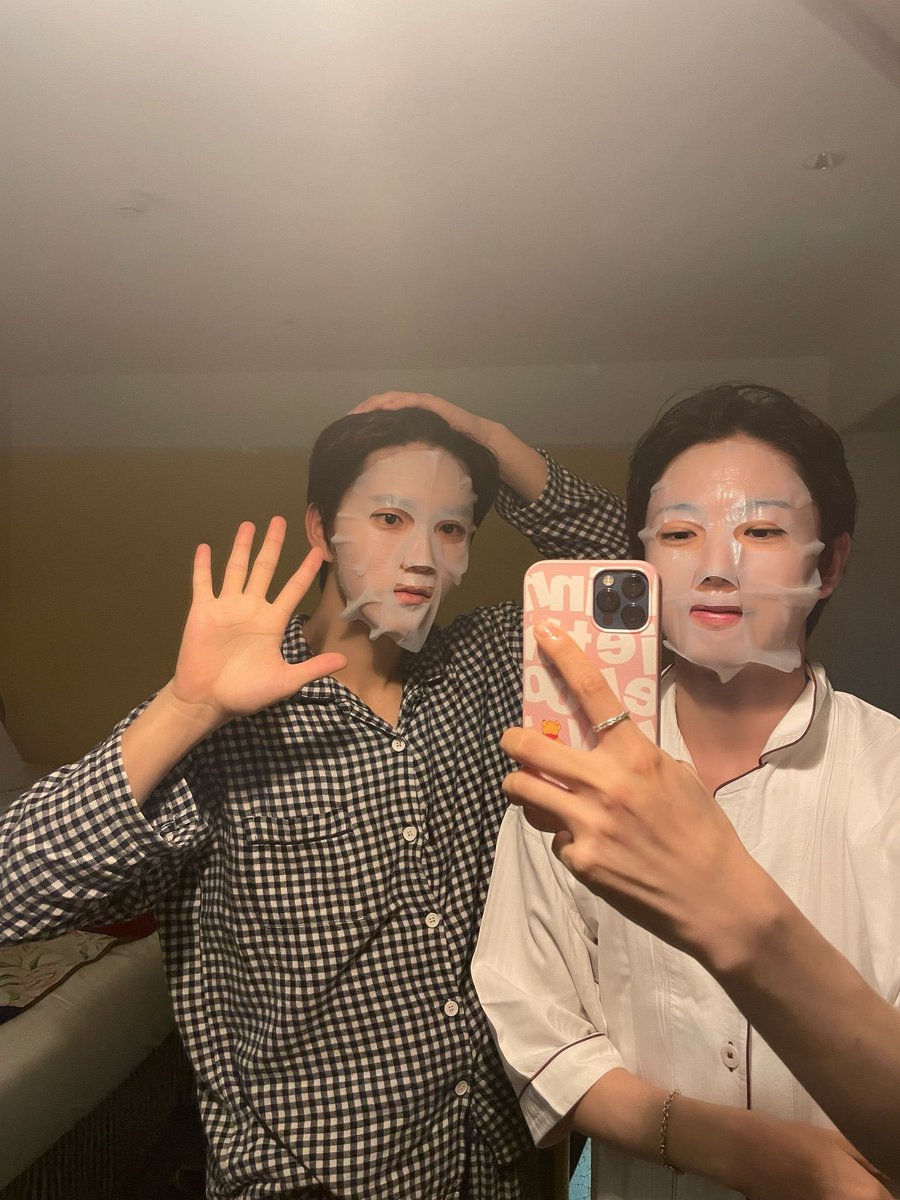 woozenniee's tweet photo. 260803 Ode to Love makestar vidcall fansign🎥

💚daeyoung-ah, do you know this pic?
🌳ah ofc i know. this is yushi hyung tho! ×2
🌳that's right!
💚*asking about the pic*
🌳ah i think this was during Kobe show? at that time, we were roommates so we ended up putting on face mask together.
💚this pic is so cute tho. take a lot of pics like this with the members for us~
🌳no but we see each other all the time now so we don't take pics like this anymore🤭 https://t.co/3fzg6Be56C
