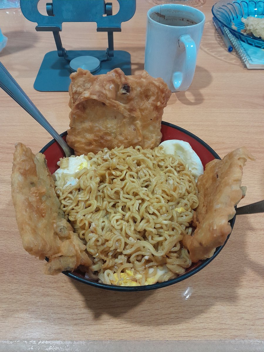 x8k888's tweet photo. Моя большая порция. Жареная лапша, яйца и "темпе" 😋🤭 всем приятного аппетита 🤗 желаю вам прекрасного дня... https://t.co/GyMFMAQ67K