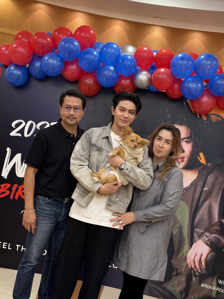 tomadaptor's tweet photo. น้องวิลเลี่ยมพูดถึงครอบครัวบ่อยมากๆ มีคุณพ่อคุณแม่ที่ซัพพอร์ทในหลายๆเรื่อง ส่งเรียนดนตรี ส่งเรียนร้องเพลง แม้จะเคยโดนดูถูกว่าจะเรียนร้องเพลงไปทำไม จะประกวดไปทำไม แต่ครอบครัวน้องคอยอยู่เคียงข้างและส่งให้น้องเรียนในทางที่ชอบอย่างเต็มที่ เข้าใจเลยว่าเวลาไปตามงานอีเว้นต่างๆจะเจอคุณพ่อคุณแม่มาด้วยเสมอ มาคอยรับส่งบ้าง หรือแม้น้องจะขับรถมาทำงานเอง แต่จะเห็นครอบครัวน้องมาให้กำลังใจทุกครั้ง แก้วตาดวงใจของครอบครัวแก้วพันธุ์พงษ์ คนเก่ง 🤲🏻