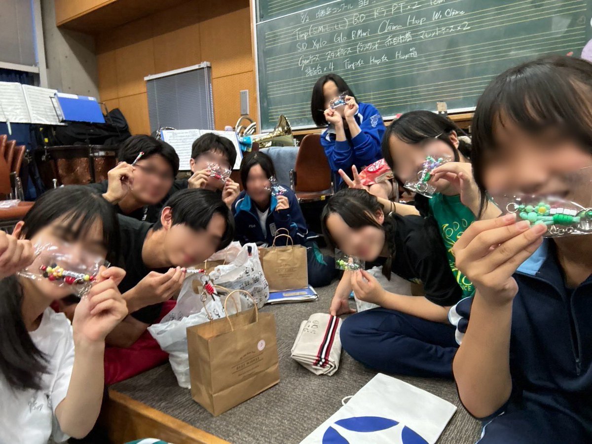 cchwind's tweet photo. 先日コンクールA部門に出る2、3年生の発表会を行いました！
Jr全員で本番前に先輩方の演奏を聞きました。ひとりひとりの思いがつまった演奏にとても感動しました。
コンクール本番で先輩方が今まで1番良い演奏ができるよう精一杯サポートします！頑張ってください😊 https://t.co/Zr3v9Zbasq