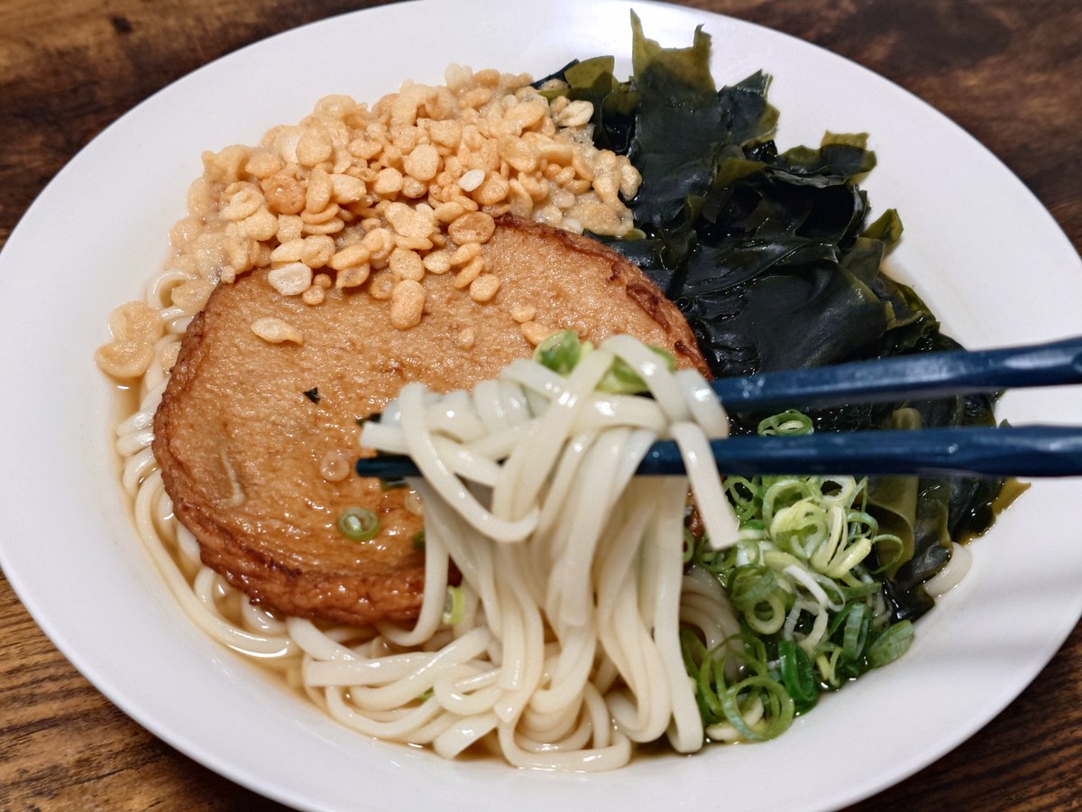 tamamon_1048's tweet photo. 晩御飯は丸天わかめうどん作った👨‍🍳
丸天はもちろん市販のもの🤭
お店で食べるのも美味しいけど、自分でアレンジして出汁作るのも安くすんで美味い😋
目分量だから作る度に味が違うような🤣
 #熊本  #自炊  #うどん  #丸天  #わかめ https://t.co/OrSNEj5Cj1