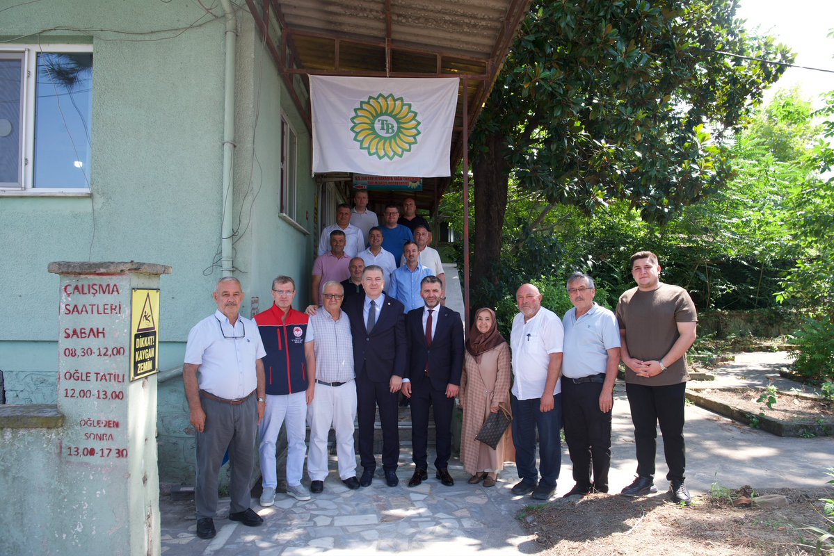 samet__caglayan's tweet photo. 📍 Sakarya Yağlı Tohumlar Tarım Satış Kooperatifi’ndeyiz

Sakarya Yağlı Tohumlar Tarım Satış Kooperatifi Başkanı Sezai Uzan ve kıymetli yönetimini;

Milletvekilimiz Ertuğrul Kocacık, İlçe Kadın Kolları Başkanımız Hatice Genç, İlçe Gençlik Kolları Başkanımız Emircan Kocaman, İlçe Yöneticilerimiz Sami Memiş, Selçuk İnce ve Gürkan Tekneci ile Serdivan Belediyesi Meclis Üyemiz Ercan Baylan birlikte ziyaret ettik.

Nazik misafirperverlikleri ve samimi ev sahiplikleri için kendilerine teşekkür ediyor, üreticilerimize ve tarım sektörüne katkı sağlayan çalışmalarında başarılar ve kolaylıklar diliyoruz.