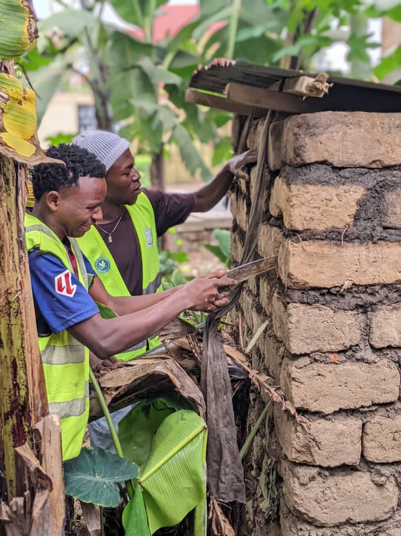 cyuveyouth's tweet photo. Kuwa 03/08/2026 youth volunteers b’umurenge wa #cyuve twakoze ingamba Aho twujuje ubwiherero ndetse turanabusakara  k'umuturage witwa AKIMANIZANYE utuye mu kagari ka #kabeza m'umudugudu Wa #karunyura.  @MusanzeDistrict @RobertByiri @gahundemaurice @YouthMusanze @MusanzeYouth https://t.co/CbGfH8JGo9