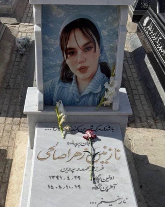 Zahra_shahbar's tweet photo. می‌گفت: «تو انقد بودی من بزرگت کردم مامان...» 
#نازنین_زهرا_صالحی https://t.co/8ooAmq80Nx