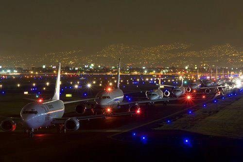 BitarSamira's tweet photo. #مساء_الخير_والسعادة صديقاتي وأصدقائي .. من مكتبتي تناولت ديوان من دواوين مهندس الكلمة ورسام الحروف ( البدر) رحمه الله وغفر له ، شخصياّ رحيله أدمى القلب وجف حبر الشعر 
إليكم اهدي بعض نبضه ..

وين تبدا هاالمدينه .. كل يوم .. من رصيفٍ عاريٍٍ تحت النجوم .. من عناوين الجريده .. في المواني .. وحمرة عيون المسافر .. ضحكة الصبح الجديده .. أخر اوراق التذاكر .. اوبعد حبر الختوم .. وين تبدا هاالمدينه .. كل يوم .. ودي اعرف هاالعواصم .. وأبي ابدا من يديها .. ودي انزع من اصابعها الخواتم .. قبل لاسلم عليها .. ودي تجمعني بها لحظه حميمه .. وين تجلس هاالمدينه .. في العماير .. في الدواير .. في الدكاكين القديمه .. اوتحت اهدابك انتي .. في صدري احساسٍٍ شهي .. لو يدوم .. وابي اعرف وين تبدا هاالعيون .. وتنتهي .. كل يوم ..؟ مدري وش سر العواصم .. والمداين .. والعيون .. ومدري وش سر الجنون .. اني اعرف .. انتظرتك في محطات القدوم .. وفي مواعيد السفر .. صك شباك التذاكر .. وانمحى حبر الختوم .. وما عرفتك ...

#بدر_بن_عبدالمحسن