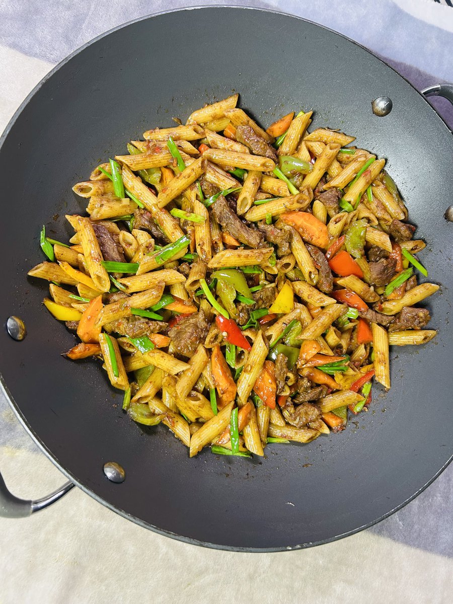sha_euros's tweet photo. Happy Monday! ❤️

If lunch could magically appear on your desk today, what would you choose?

🍚 Jollof Rice
🍝 Pasta
🥘 Native Dish

Comment your choice below, then let Ashabi’s Treat make it happen! 😋 https://t.co/SB1XRI025G