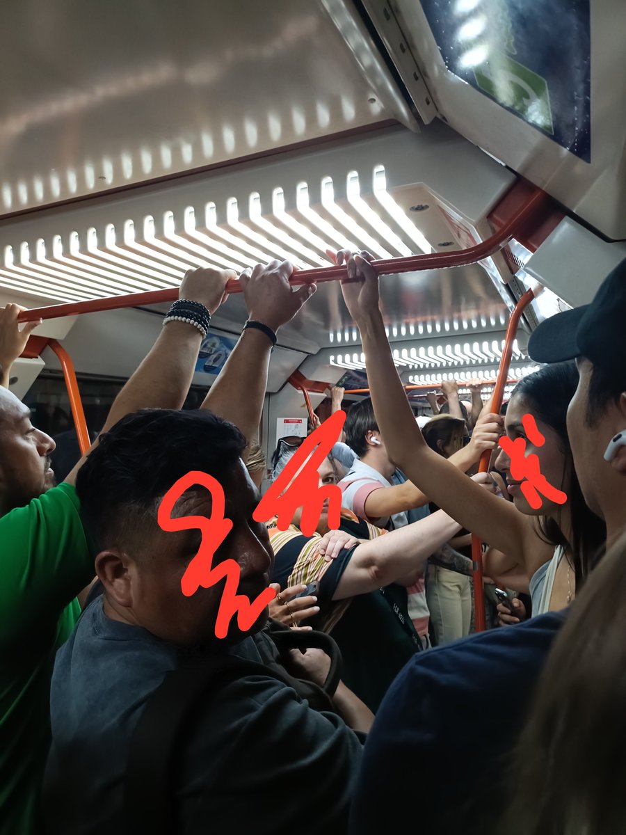 isaAraq's tweet photo. Gracias @metro_madrid !!! Ahora que en agosto somos pocos los que quedamos trabajando, nos ponéis frecuencias de 8-10 min para que no echemos de menos el agobio de los trenes llenos, y para que no sepamos a qué hora llegaremos 👏🏻👏🏻👏🏻👏🏻👏🏻 #TrabajamosParaTi #DatosMetro https://t.co/oXqlyXYw6C