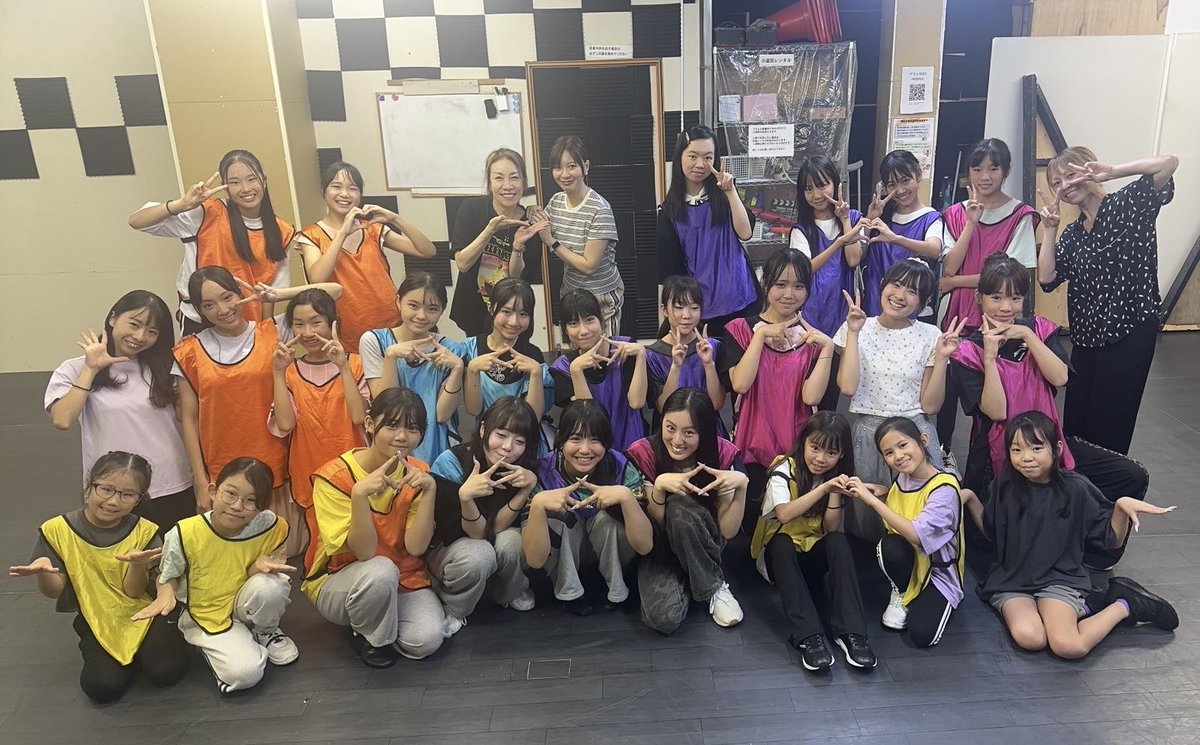TSNEXst100's tweet photo. 集中稽古も熱気が高まっています✨ 伽代子さん、折井さんも合流し、美沙先生、愛先生とともに充実の稽古時間。大先輩方との共演に感謝し、さらに成長できるよう全力で挑みます！休憩中は差し入れの冷やし鯛焼きでほっと一息😊 #スタクラ #スタクラミュ #東少ミュ #アルファ世代 #星冠 https://t.co/awm4nW9EvG