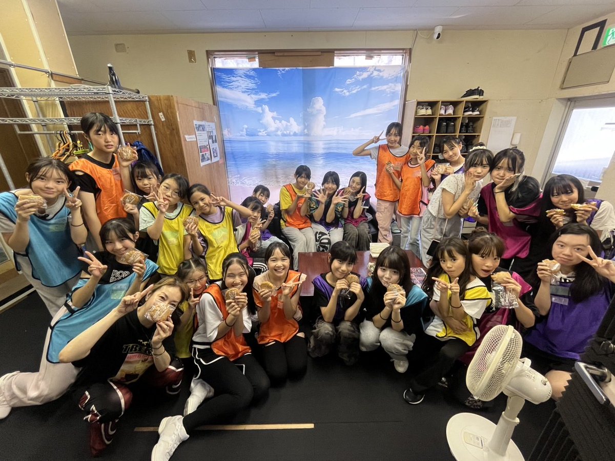 TSNEXst100's tweet photo. 集中稽古も熱気が高まっています✨ 伽代子さん、折井さんも合流し、美沙先生、愛先生とともに充実の稽古時間。大先輩方との共演に感謝し、さらに成長できるよう全力で挑みます！休憩中は差し入れの冷やし鯛焼きでほっと一息😊 #スタクラ #スタクラミュ #東少ミュ #アルファ世代 #星冠 https://t.co/awm4nW9EvG