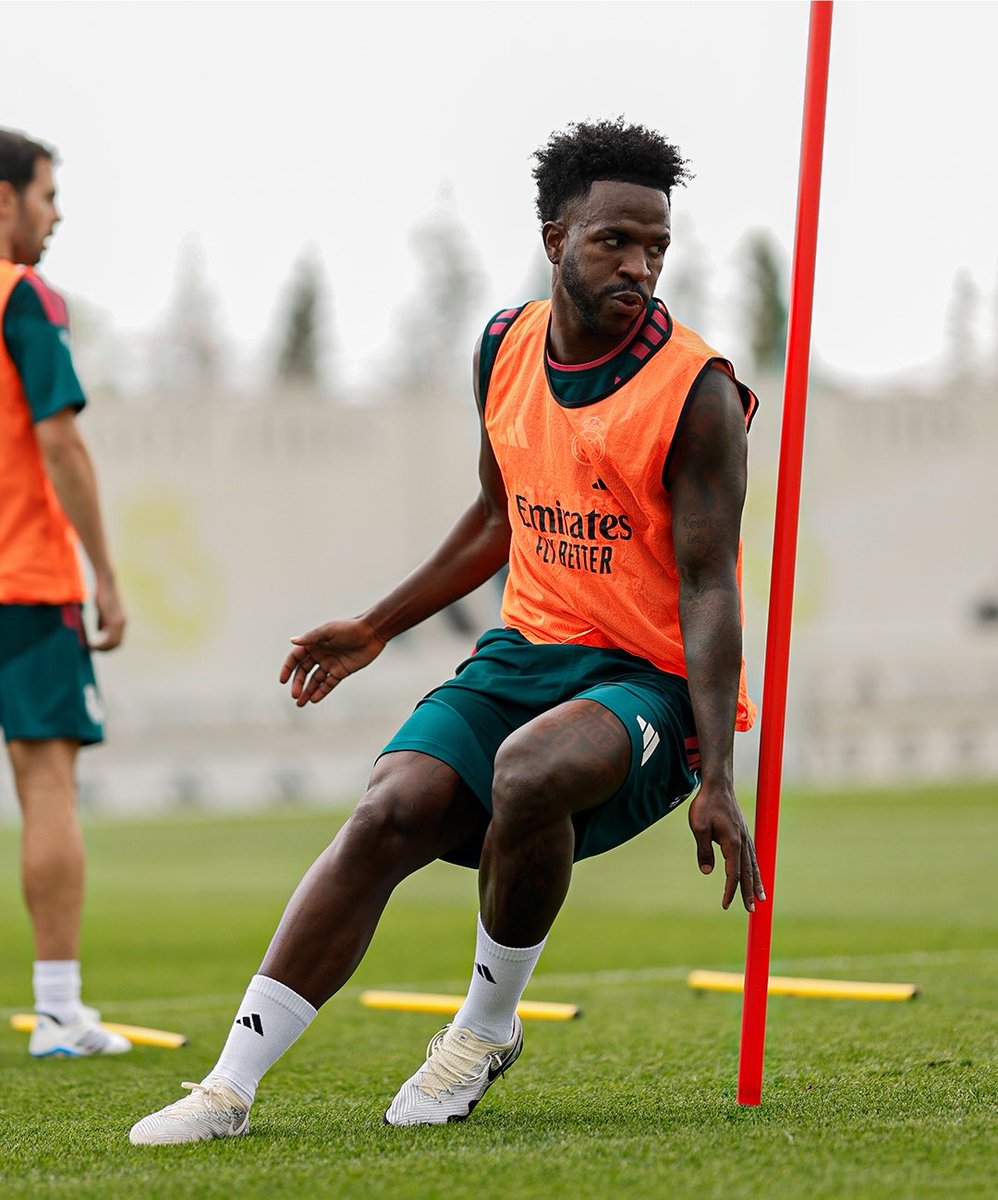 RealBrasil_BR's tweet photo. 🚨 Vini Jr teve as férias mais longas dentre qualquer jogador do Real Madrid, com 4 semanas de folga.

O clube tomou essa decisão porque ele jogou mais minutos do que qualquer outro jogador. Ele jogou 4.249 minutos de um total possível de 5.040 (84%). Ele participou de 53/56 partidas, sendo titular em 48. 

[@diarioas]