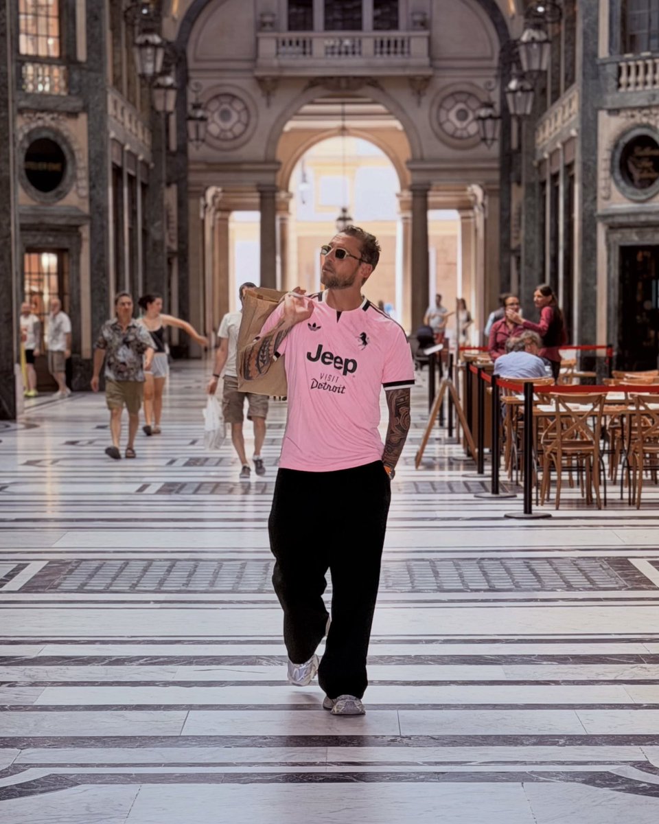 DegaineSo's tweet photo. Claudio Marchisio qui dégaine le nouveau maillot extérieur de la Juventus 🇮🇹

Oui, le rose lui va comme un gant. https://t.co/LBr5gJJlIZ