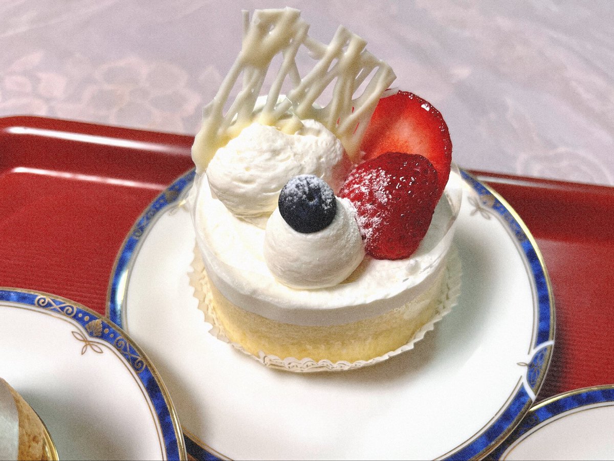 sas_ise's tweet photo. 祖母を巻き込んでやこ誕ケーキを食べましたわ♪　お誕生日おめでとうでした https://t.co/Um7tE6ydPj
