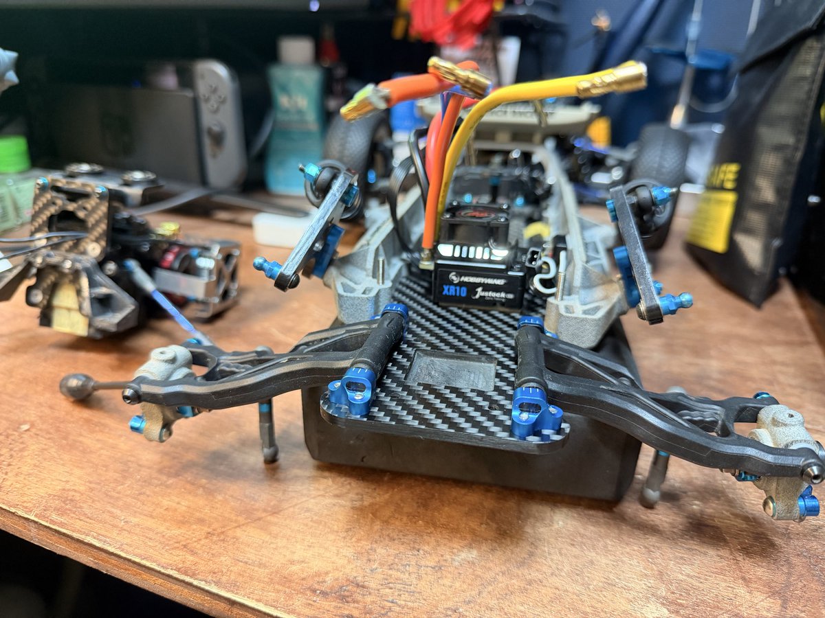 York1297188's tweet photo. 今日の走行からリヤの足をもう少し動かした方が良い気がしたので、後ろ側のサスブロックを変更。
独立したサスブロックだから変更も楽ちん😁
#DT07D https://t.co/9q7MP3TPF0