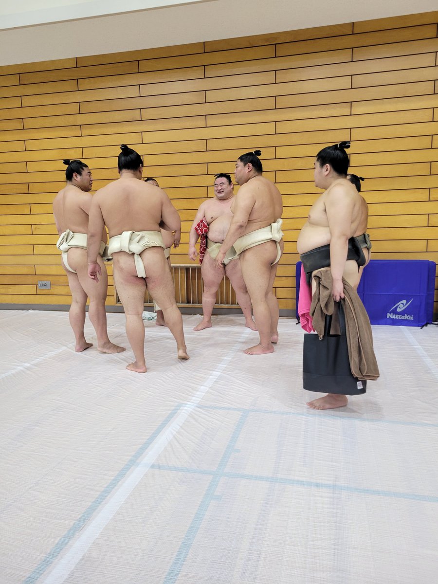 p549573's tweet photo. 夏巡業楽しかった！
じゃんけんをして負けたら腕立て伏せと言う遊びをやってました！
隆の勝が負け多かった😊写真は霧島の腕立て伏せカッコいい♥️
#夏巡業
#山県場所
#御嶽海
#隆の勝
#霧島
#若元春
#阿炎 
#一山本 https://t.co/1ZPwg0BIxe