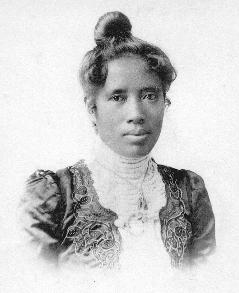 Madagascar24now's tweet photo. The last Queen of #Madagascar, Ranavalona III, was exiled after the French colonized the island in 1897.
She never returned to her homeland.
One of the most emotional chapters in Madagascar's #history🇲🇬
#news https://t.co/PaVnTRsXAF