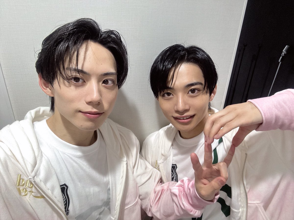 cloudten_member's tweet photo. 『We're Cloud ten』初の公演を終えて  

⭐️濱屋元希
濱屋元希です💪
シアター初日公演ありがとうございました！！
みなさん楽しめましたか？？
初日からたくさんの人に来ていただけて本当に幸せです。
お誕生日のうちわもほんとにめちゃめちゃ嬉しかったです！
もっともっといい公演にしていくので、これからも是非足を運んでいただけると嬉しいです！
白色のペンライトいっぱい見えてたよー！！

⭐️稲葉斗真
見に来てくれたWindsのみんなありがとうま！
僕たちのかっこいい姿、かわいい姿見てくれた〜？✨
悲しいことも嬉しいこともどんなこともこれからシアターで共有しようね！
僕たちの公演がWindsにとっての癒しや活力になるようにこれからみんなで頑張っていくから楽しみに待ってて！
このシアターが僕たちのホームグラウンドだけじゃなくてWindsのみんなの第二の家になるようにみんなで一緒に作り上げてこう！
みんなのこと待ってるよ

＃濱屋元希 #稲葉斗真 ＃Cloudten
＃クラウドテン ＃CloudtenTHEATER