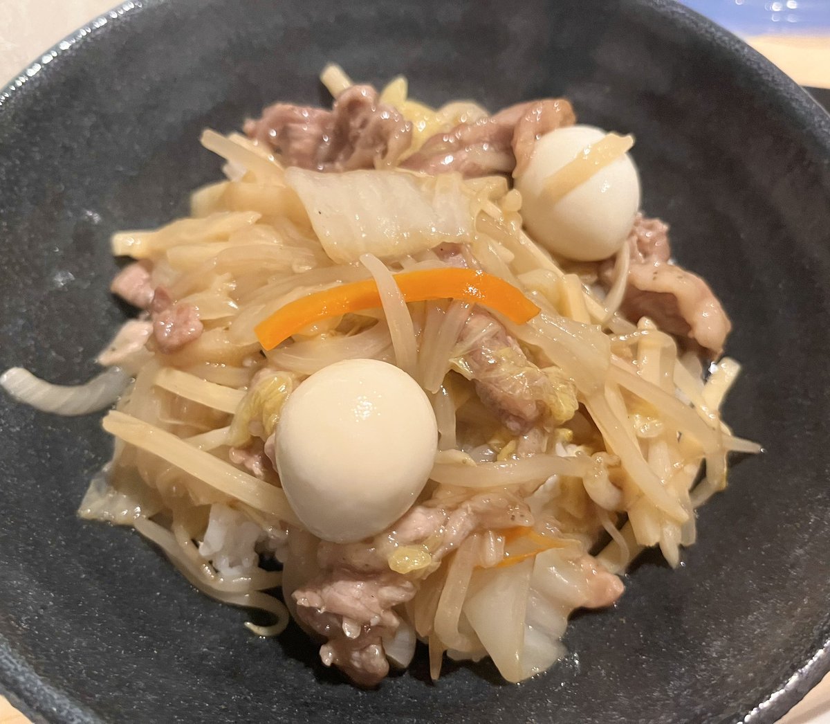 ReniRabi's tweet photo. これは   ん？ちょっと味薄いかな…あっ、でも日吉くんは塩辛いの嫌だって言ってたよね…じゃあこのくらいでいっか！と思って(ガチ)作った中華丼 https://t.co/wRGZeotrzy