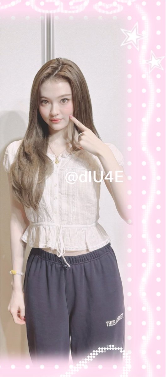 dIU4E's tweet photo. MEOVV ツーショット💖⟡.·*.リリイベ

実物がほんとにほんとにお美しかった
幼く見えるけど もっと大人びた美しさに見えた🤍

サイン会も楽しかった〜

 #MEOVV  #미야오 #ELLA   #엘라 https://t.co/WhH9uauOh3